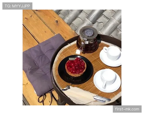 张玉宁刚晒早餐:海景、香槟、三层甜点塔——我这月工资去哪了 张玉宁刚晒早餐:海景、香槟、三层甜点塔——我这月工资去哪了