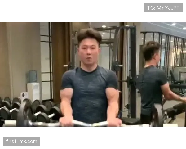李小鹏家里那院子光健身器械就像开了个健身房，普通人是真住不惯啊